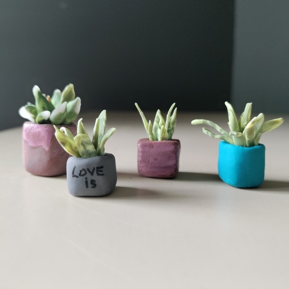 4 Clay mini potted planters - Picture 7 of 7